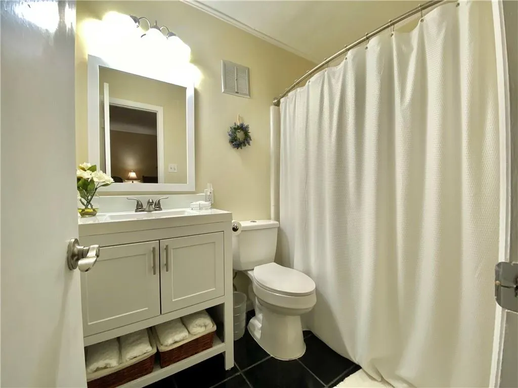 6700 Roswell Road Unit 28g, Sandy Springs, Georgia 30328, 2 Bedrooms Bedrooms, ,2 BathroomsBathrooms,Residential,Sold,6700 Roswell Road Unit 28g,6810512