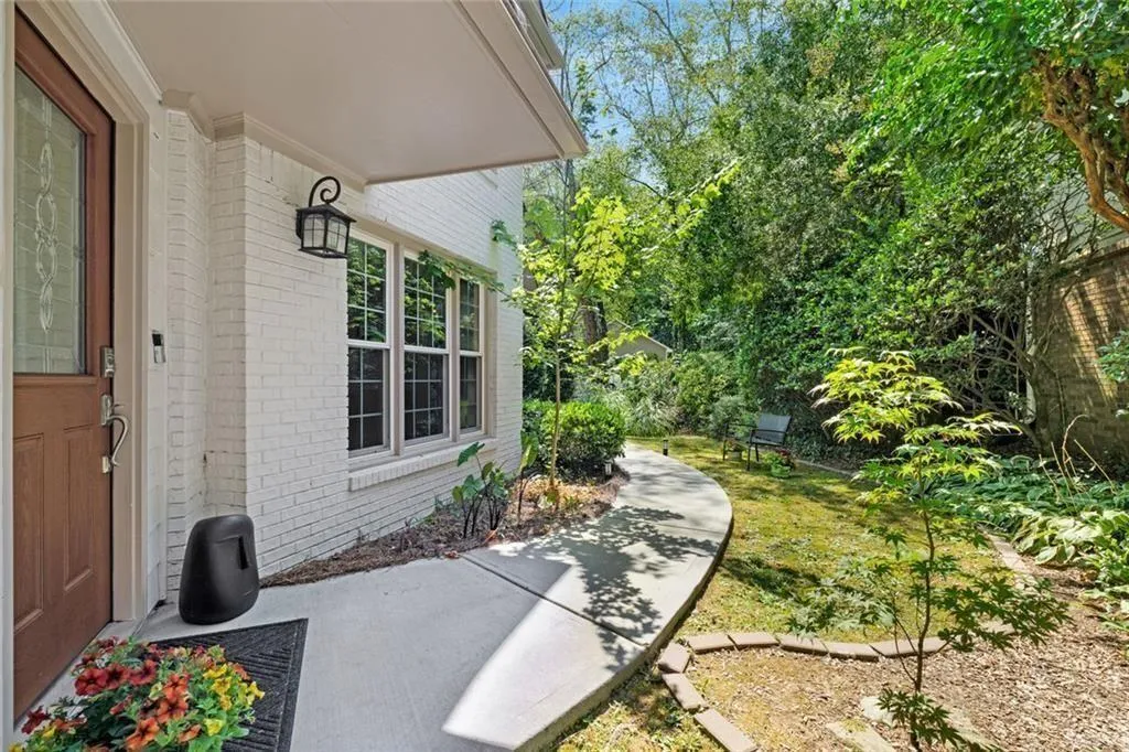 Covered entry and pretty front door with leaded gl