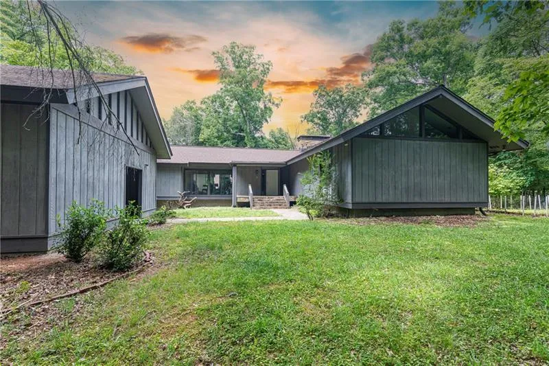 1165 W Garmon Road, Atlanta, Georgia 30327, 4 Bedrooms Bedrooms, ,3 BathroomsBathrooms,Residential,Sold,1165 W Garmon Road,6900504