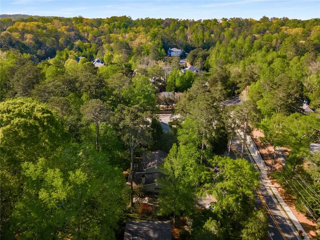 This community offers easy access to all that Sandy Springs has to offer, with convenient walkability to Abernathy Greenway and Lost Corner Nature Preserve.
