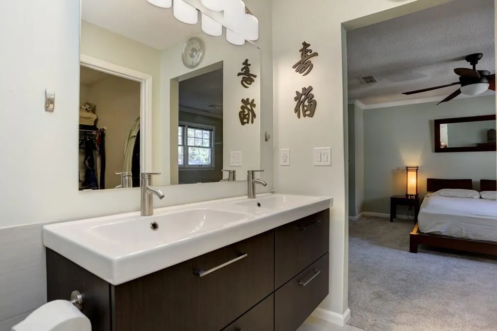 201 Dunwoody Chace, Sandy Springs, Georgia 30328, 2 Bedrooms Bedrooms, ,2 BathroomsBathrooms,Residential,Sold,201 Dunwoody Chace,5799798