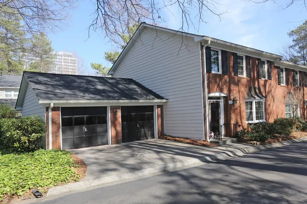 201 Dunwoody Chace, Sandy Springs, Georgia 30328, 2 Bedrooms Bedrooms, ,2 BathroomsBathrooms,Residential,Sold,201 Dunwoody Chace,5799798