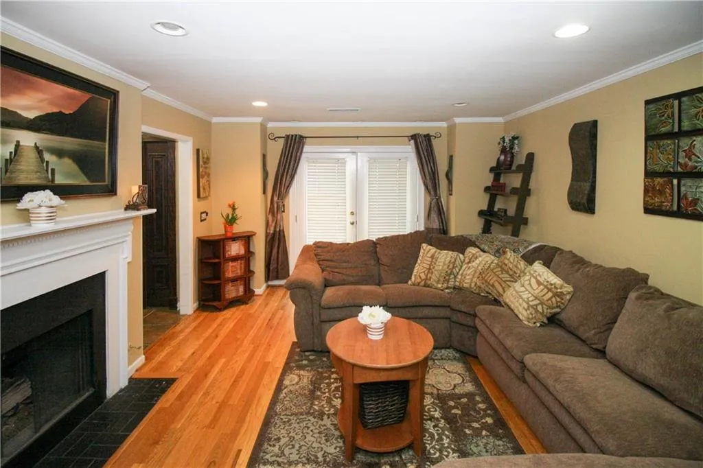 198 Peachtree Hollow Court Ne, Atlanta, Georgia 30328, 3 Bedrooms Bedrooms, ,2 BathroomsBathrooms,Residential,Sold,198 Peachtree Hollow Court Ne,5671390
