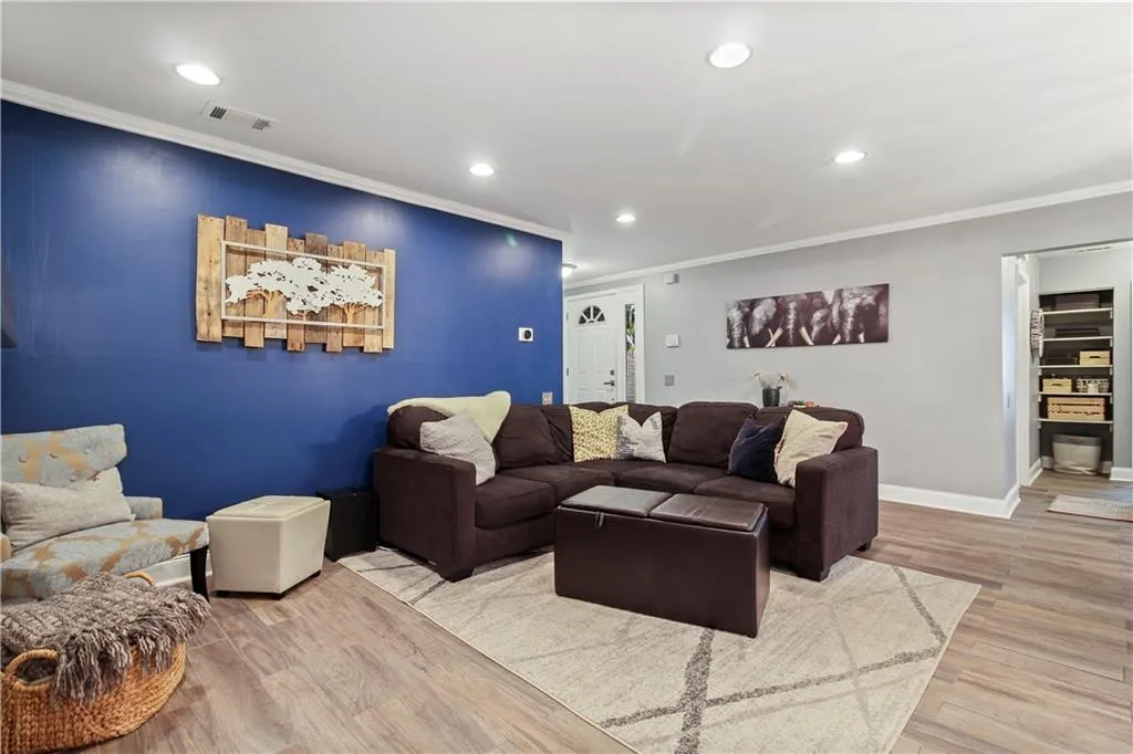 52 Dunwoody Springs Drive, Atlanta, Georgia 30328, 3 Bedrooms Bedrooms, ,2 BathroomsBathrooms,Residential,Sold,52 Dunwoody Springs Drive,6926010