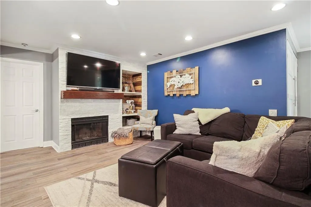 52 Dunwoody Springs Drive, Atlanta, Georgia 30328, 3 Bedrooms Bedrooms, ,2 BathroomsBathrooms,Residential,Sold,52 Dunwoody Springs Drive,6926010