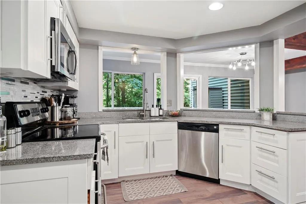 52 Dunwoody Springs Drive, Atlanta, Georgia 30328, 3 Bedrooms Bedrooms, ,2 BathroomsBathrooms,Residential,Sold,52 Dunwoody Springs Drive,6926010