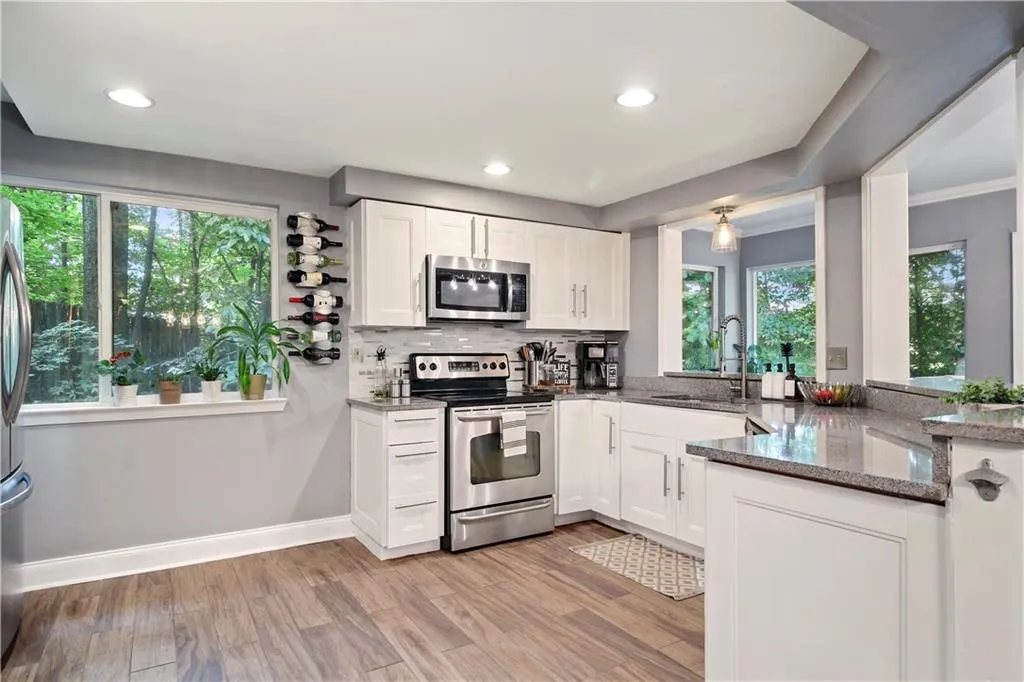 52 Dunwoody Springs Drive, Atlanta, Georgia 30328, 3 Bedrooms Bedrooms, ,2 BathroomsBathrooms,Residential,Sold,52 Dunwoody Springs Drive,6926010
