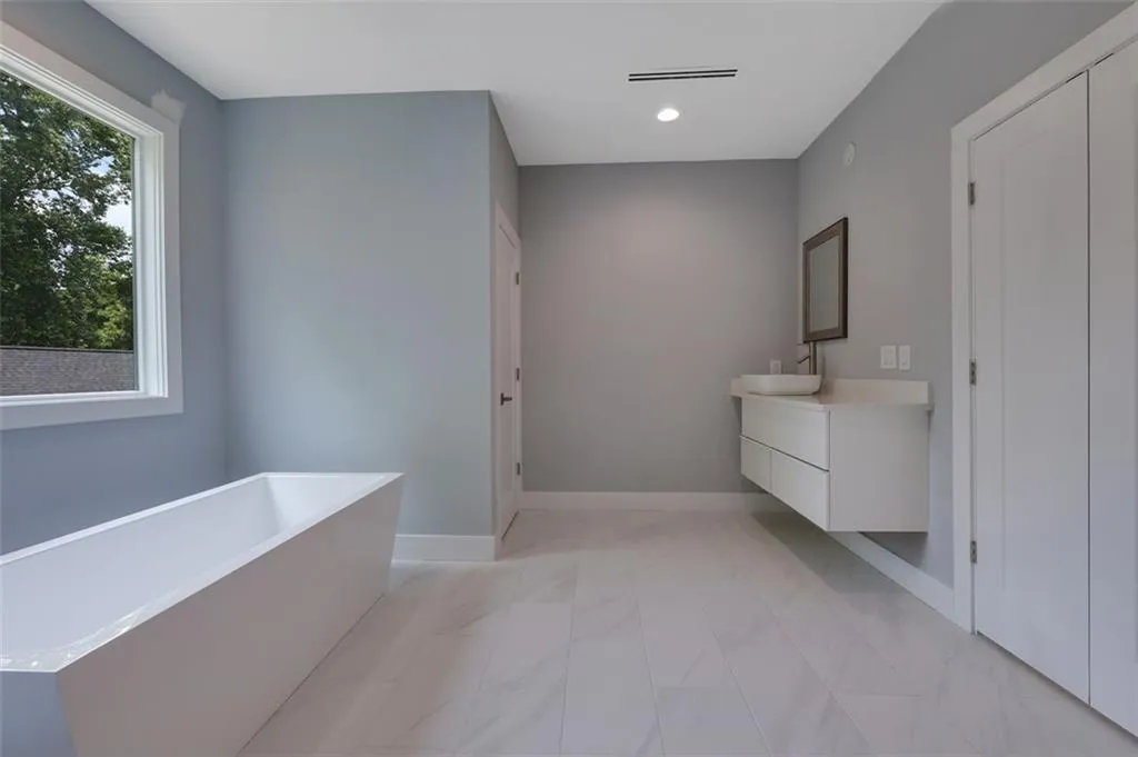 645 Nw Northway Lane, Atlanta, Georgia 30342, 4 Bedrooms Bedrooms, ,4 BathroomsBathrooms,Residential,Sold,645 Nw Northway Lane,6893425