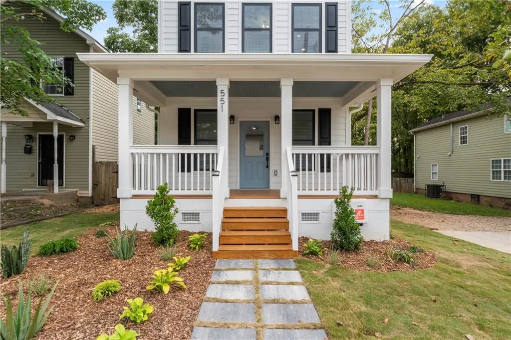 View of front of property featuring a porch