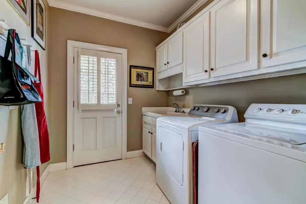 5840 Long Grove Drive, Sandy Springs, Georgia 30328, 4 Bedrooms Bedrooms, ,4 BathroomsBathrooms,Residential,Sold,5840 Long Grove Drive,5866313
