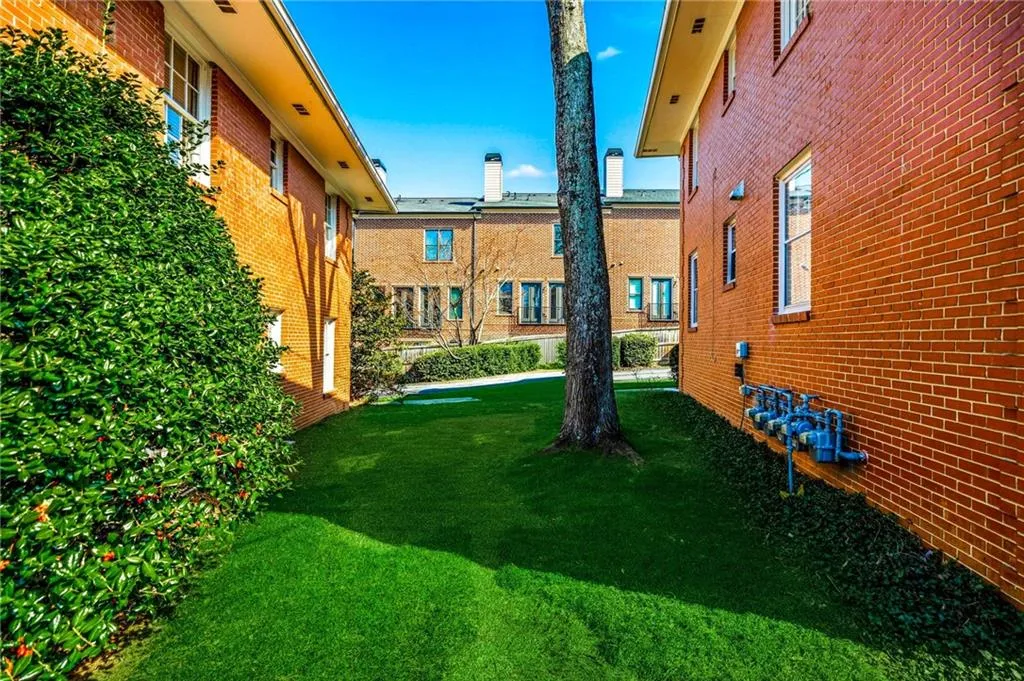 3694 Peachtree Road Ne Unit A4, Atlanta, Georgia 30319, 2 Bedrooms Bedrooms, 0 ,2 BathroomsBathrooms,Residential,For Sale,3694 Peachtree Road Ne Unit A4,7724916