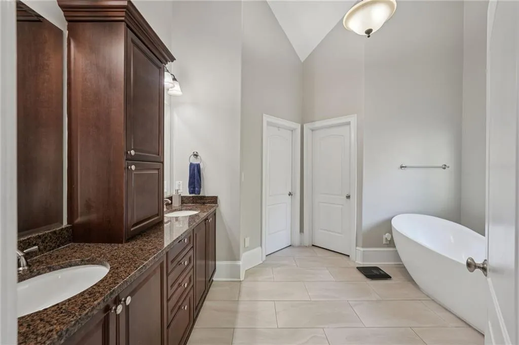3236 Lynwood Drive Ne, Atlanta, Georgia 30319, 5 Bedrooms Bedrooms, ,4 BathroomsBathrooms,Residential,For Sale,3236 Lynwood Drive Ne,7663898