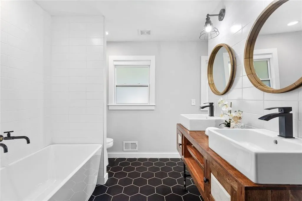 140 River Springs Drive, Sandy Springs, Georgia 30328, 5 Bedrooms Bedrooms, ,4 BathroomsBathrooms,Residential,Sold,140 River Springs Drive,7168713