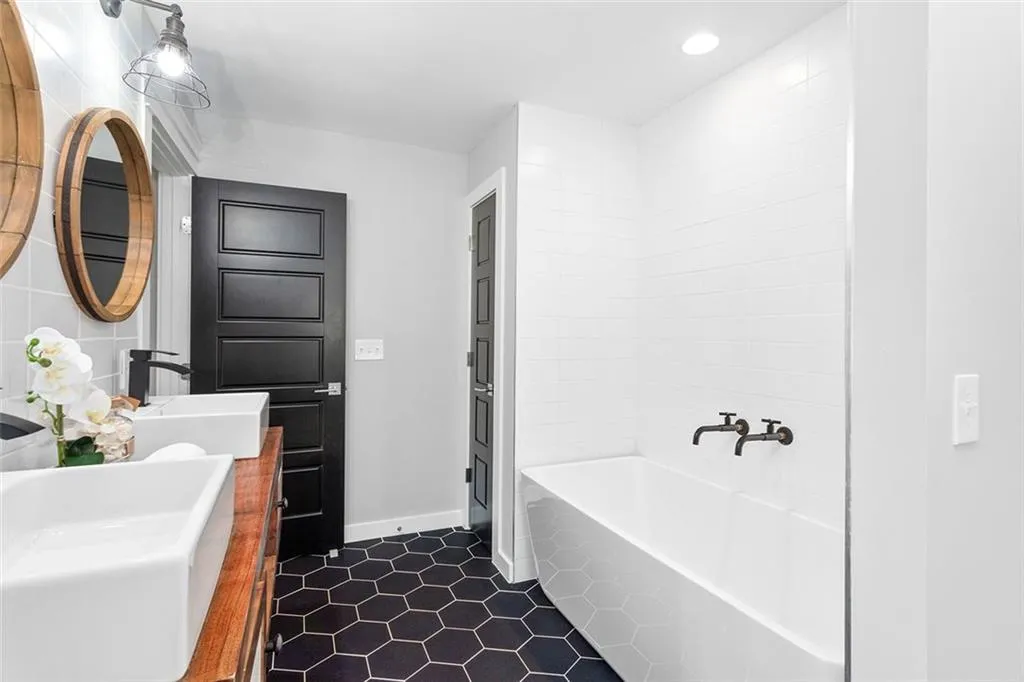 140 River Springs Drive, Sandy Springs, Georgia 30328, 5 Bedrooms Bedrooms, ,4 BathroomsBathrooms,Residential,Sold,140 River Springs Drive,7168713