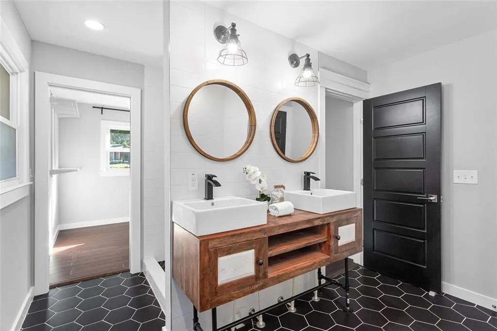 140 River Springs Drive, Sandy Springs, Georgia 30328, 5 Bedrooms Bedrooms, ,4 BathroomsBathrooms,Residential,Sold,140 River Springs Drive,7168713