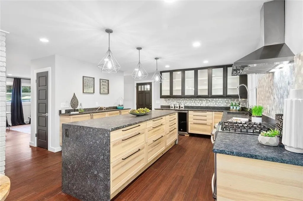 140 River Springs Drive, Sandy Springs, Georgia 30328, 5 Bedrooms Bedrooms, ,4 BathroomsBathrooms,Residential,Sold,140 River Springs Drive,7168713