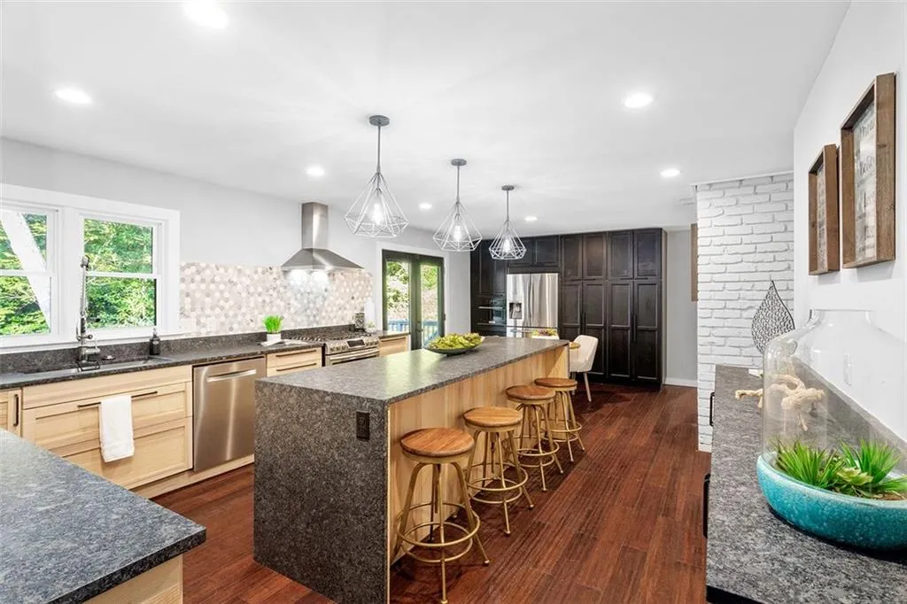 140 River Springs Drive, Sandy Springs, Georgia 30328, 5 Bedrooms Bedrooms, ,4 BathroomsBathrooms,Residential,Sold,140 River Springs Drive,7168713