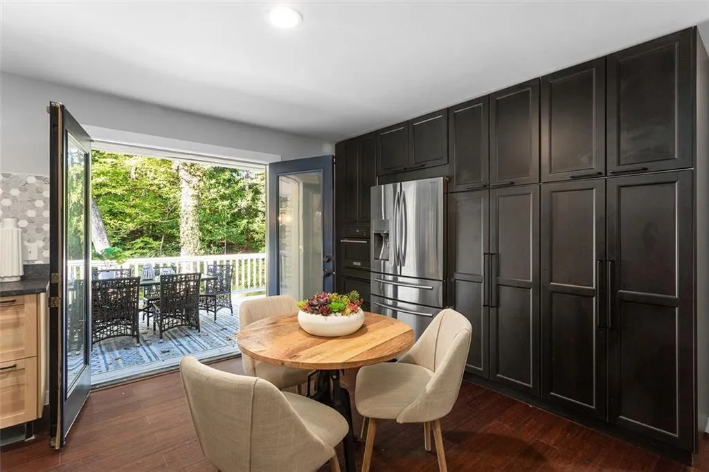 140 River Springs Drive, Sandy Springs, Georgia 30328, 5 Bedrooms Bedrooms, ,4 BathroomsBathrooms,Residential,Sold,140 River Springs Drive,7168713