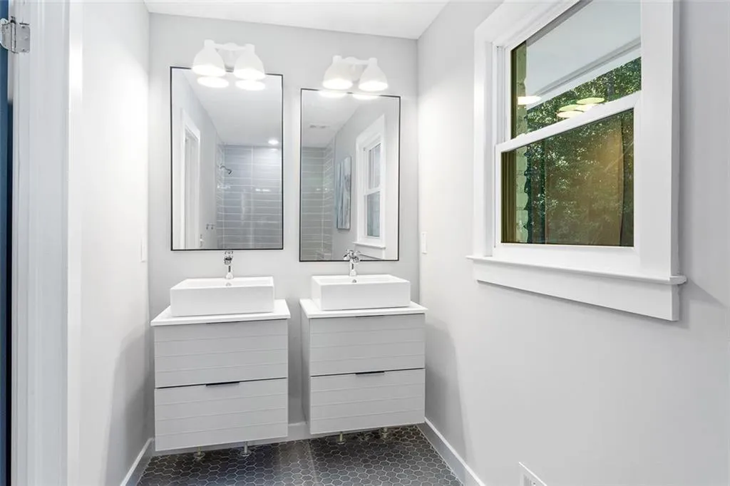 140 River Springs Drive, Sandy Springs, Georgia 30328, 5 Bedrooms Bedrooms, ,4 BathroomsBathrooms,Residential,Sold,140 River Springs Drive,7168713