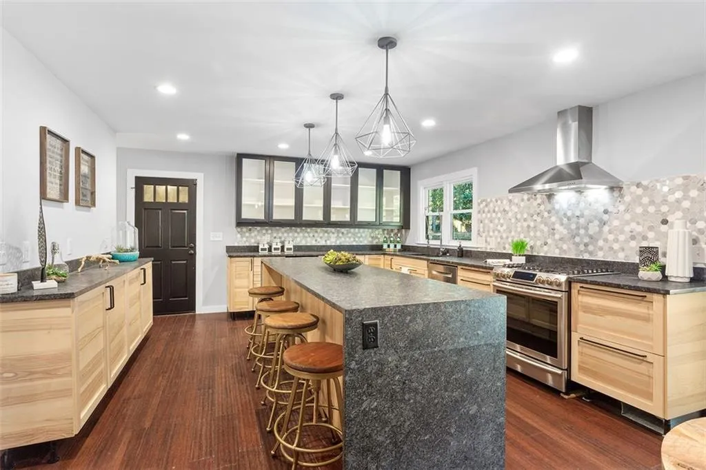 140 River Springs Drive, Sandy Springs, Georgia 30328, 5 Bedrooms Bedrooms, ,4 BathroomsBathrooms,Residential,Sold,140 River Springs Drive,7168713