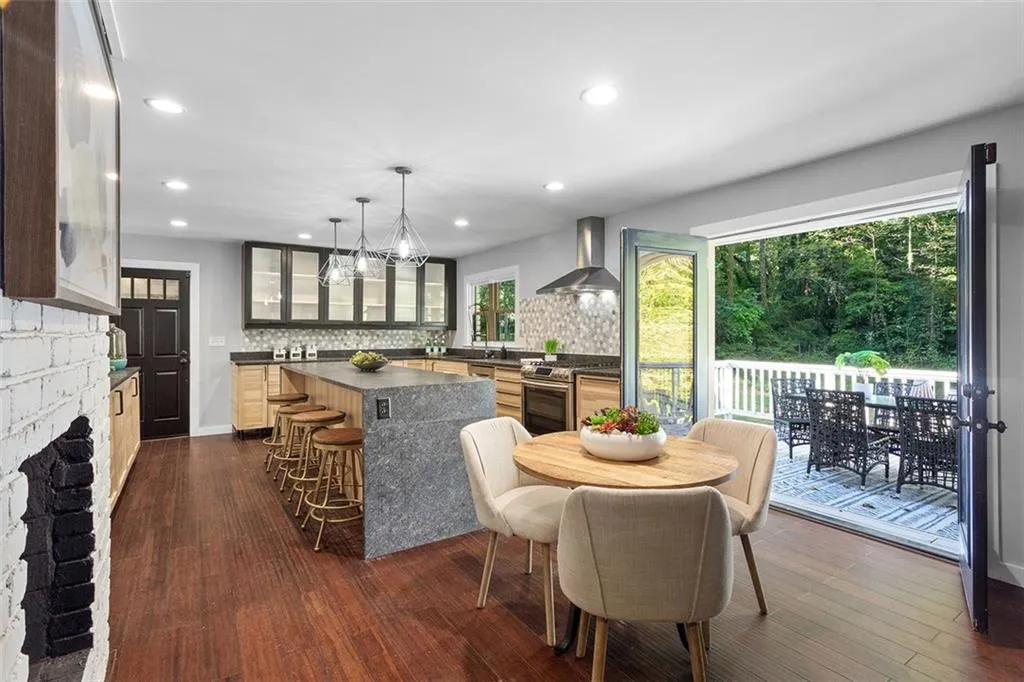 140 River Springs Drive, Sandy Springs, Georgia 30328, 5 Bedrooms Bedrooms, ,4 BathroomsBathrooms,Residential,Sold,140 River Springs Drive,7168713