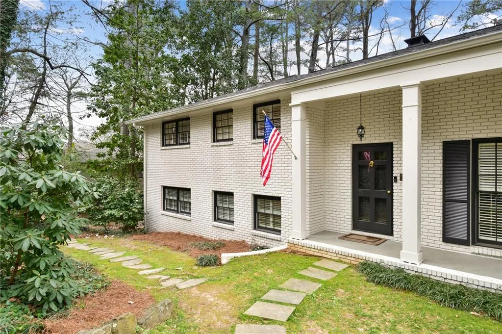 800 Starlight Drive, Atlanta, Georgia 30342, 4 Bedrooms Bedrooms, ,3 BathroomsBathrooms,Residential,Sold,800 Starlight Drive,6850433
