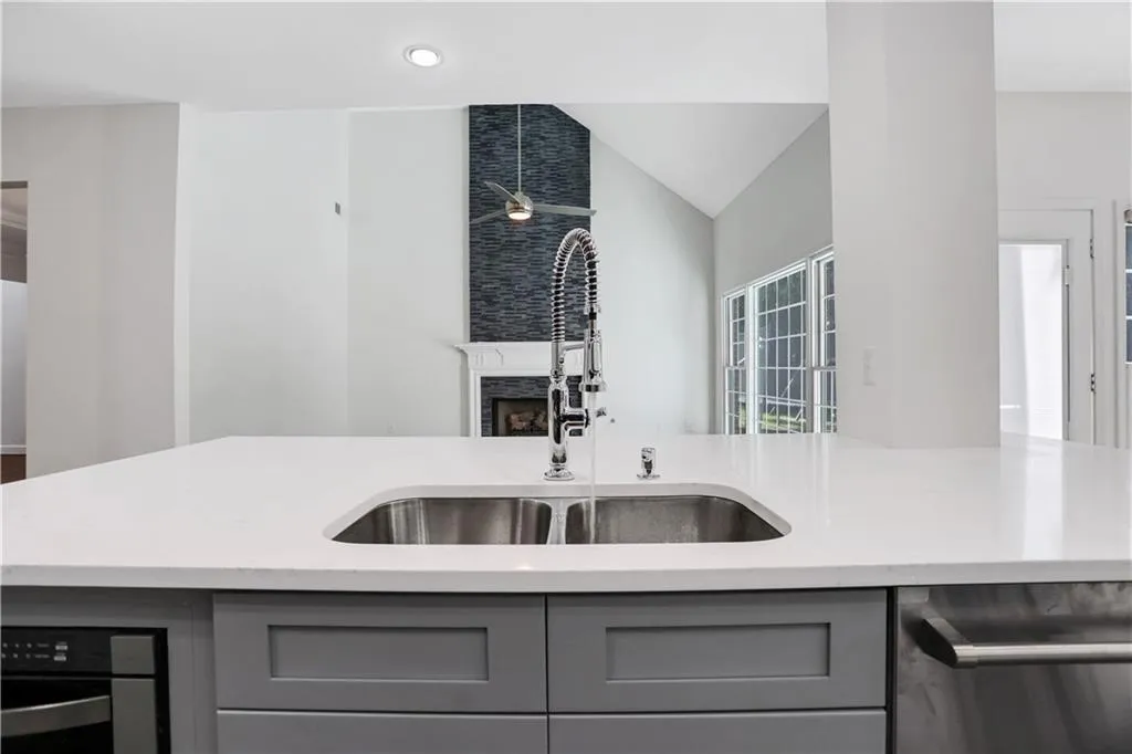 990 Lancaster Walk, Sandy Springs, Georgia 30328, 4 Bedrooms Bedrooms, ,3 BathroomsBathrooms,Residential,Sold,990 Lancaster Walk,7082727