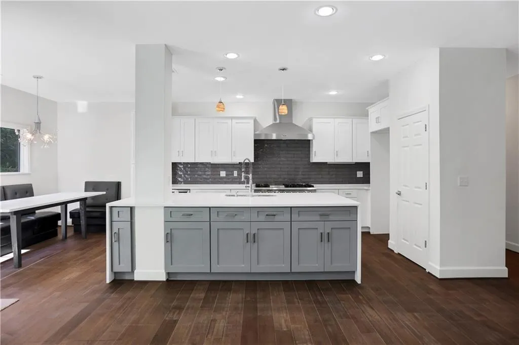 990 Lancaster Walk, Sandy Springs, Georgia 30328, 4 Bedrooms Bedrooms, ,3 BathroomsBathrooms,Residential,Sold,990 Lancaster Walk,7082727