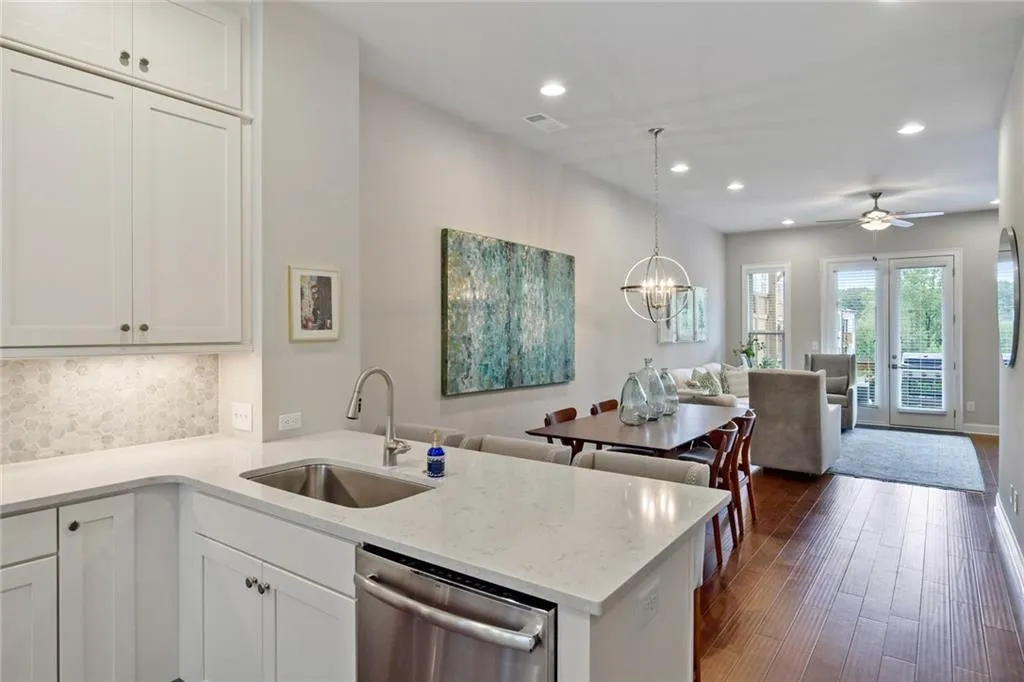 4241 Deming Circle, Sandy Springs, Georgia 30342, 2 Bedrooms Bedrooms, ,2 BathroomsBathrooms,Residential,Sold,4241 Deming Circle,6787232