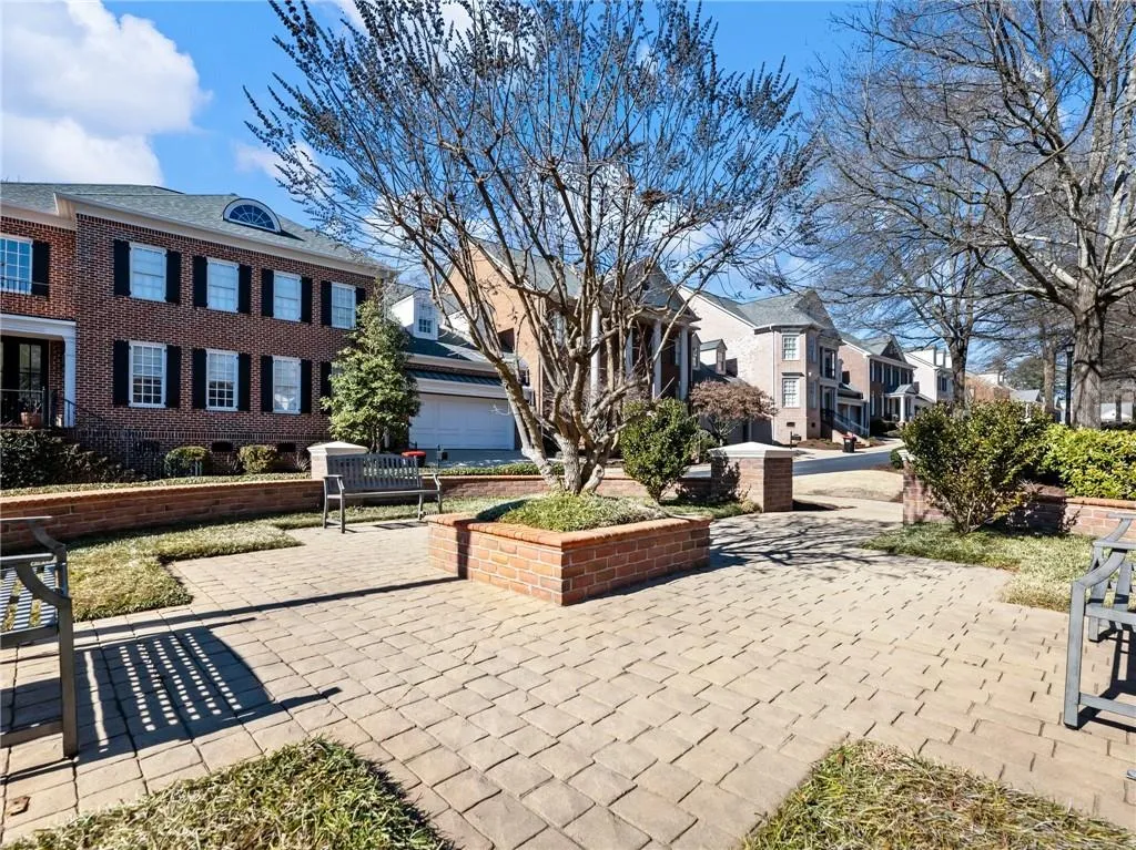 Nice community courtyard and sitting area.
