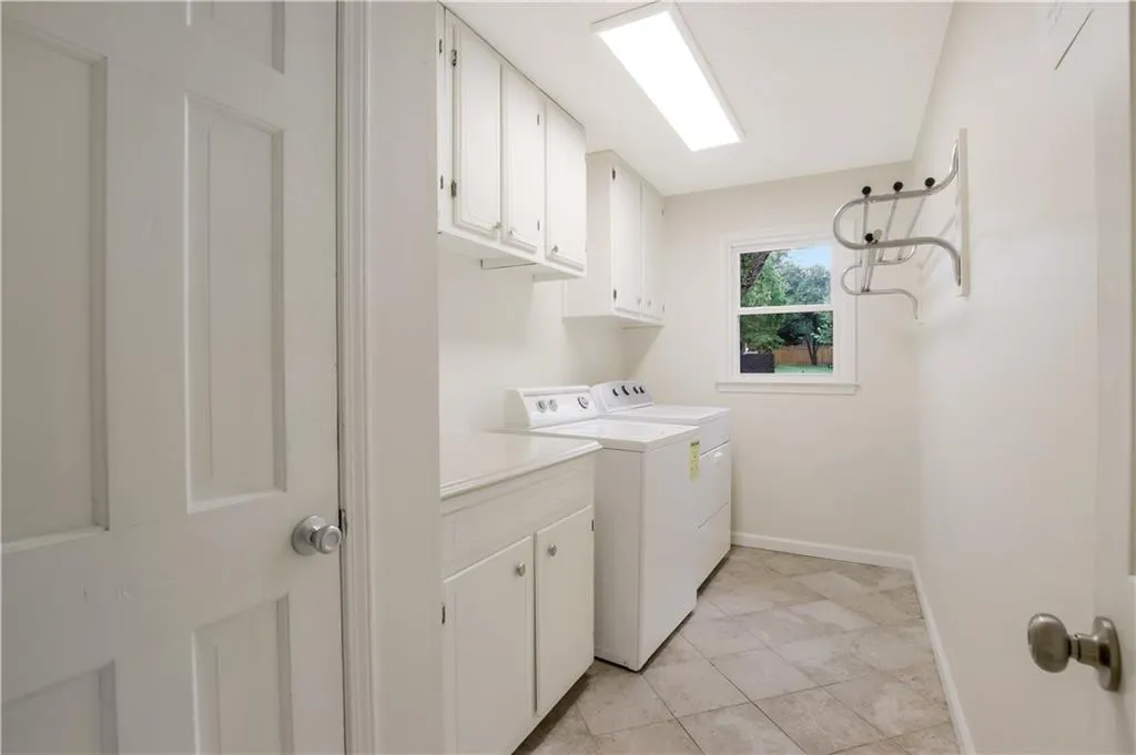 6785 Hunters Trace Circle, Sandy Springs, Georgia 30328, 5 Bedrooms Bedrooms, ,3 BathroomsBathrooms,Residential,Sold,6785 Hunters Trace Circle,6780611