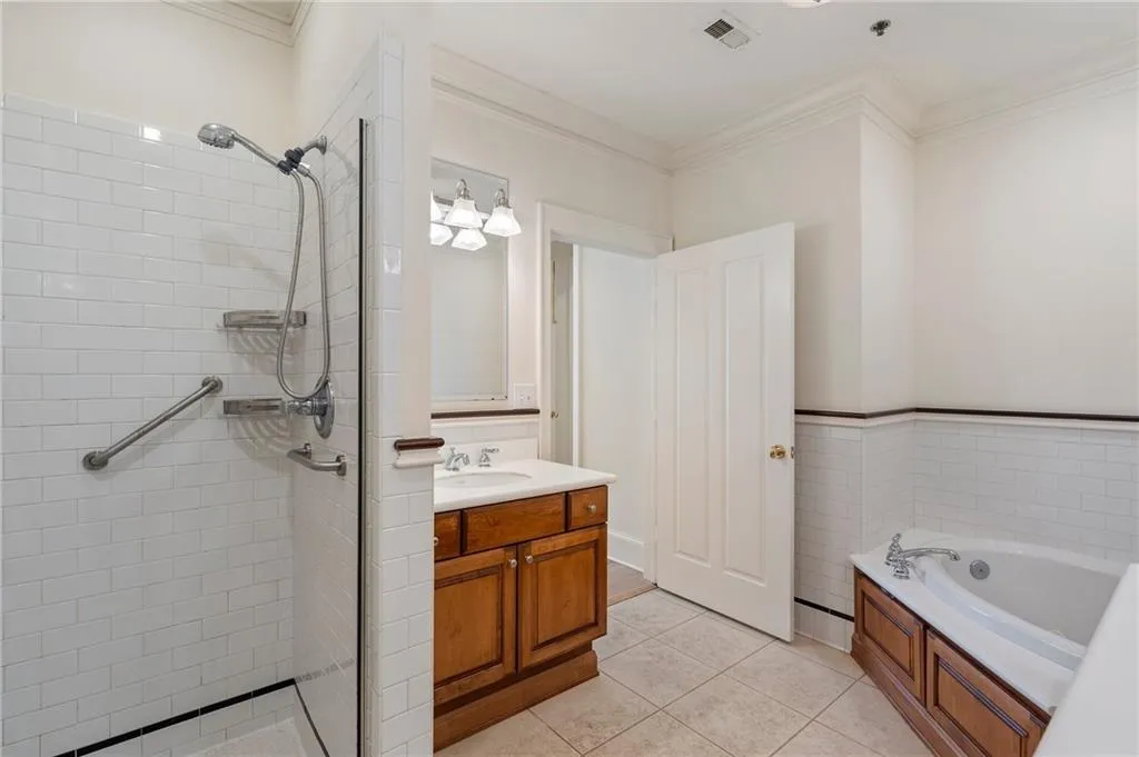 77 Peachtree Place Ne Unit 402, Atlanta, Georgia 30309, 2 Bedrooms Bedrooms, ,2 BathroomsBathrooms,Residential,For Sale,77 Peachtree Place Ne Unit 402,7663560