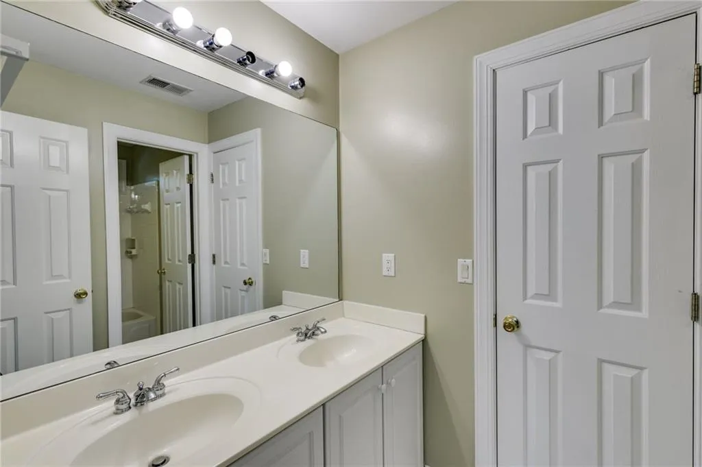 Jack and Jill bathroom between 1st and 2nd bedroom