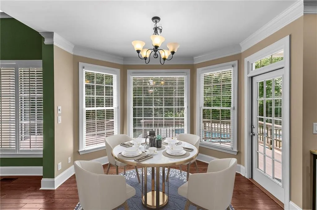 Light filled breakfast nook!