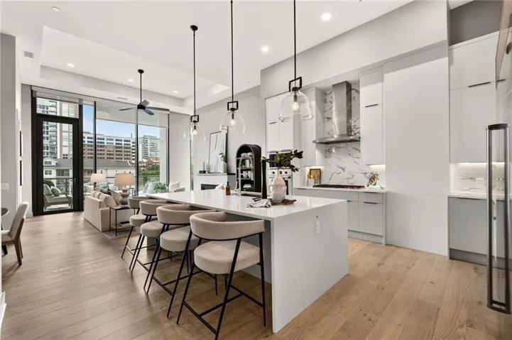 15' ceilings throughout!