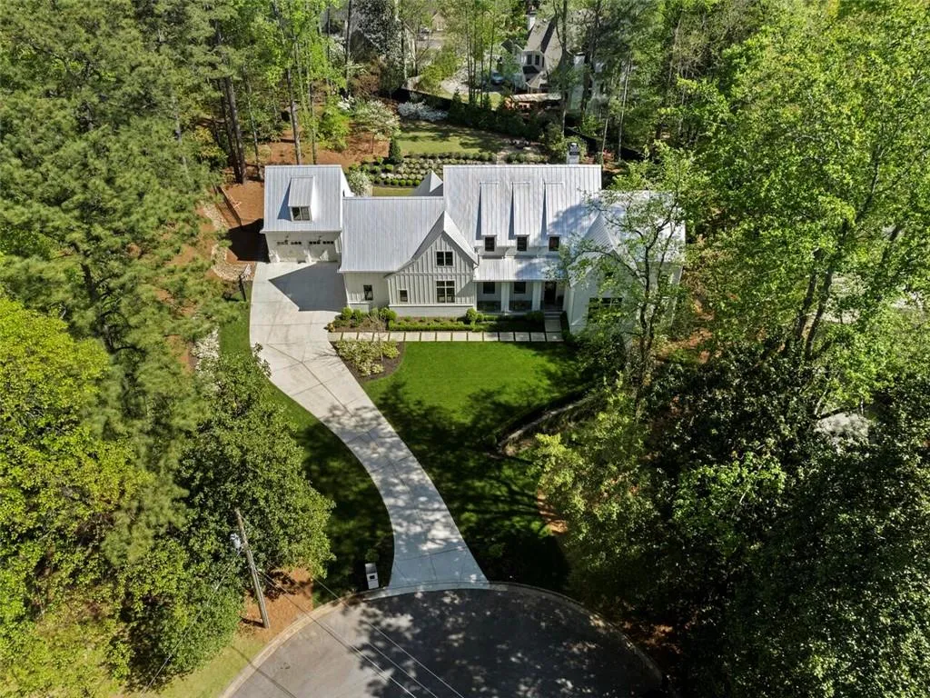 5200 W Kingston Ct, Atlanta, Georgia 30342, 6 Bedrooms Bedrooms, ,6 BathroomsBathrooms,Residential,Sold,5200 W Kingston Ct,7035408