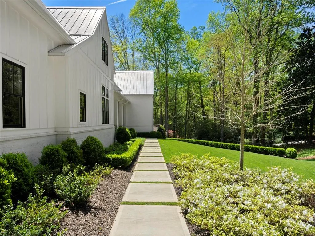 5200 W Kingston Ct, Atlanta, Georgia 30342, 6 Bedrooms Bedrooms, ,6 BathroomsBathrooms,Residential,Sold,5200 W Kingston Ct,7035408