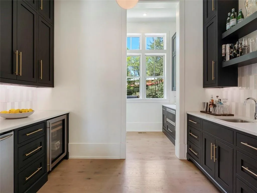 5200 W Kingston Ct, Atlanta, Georgia 30342, 6 Bedrooms Bedrooms, ,6 BathroomsBathrooms,Residential,Sold,5200 W Kingston Ct,7035408