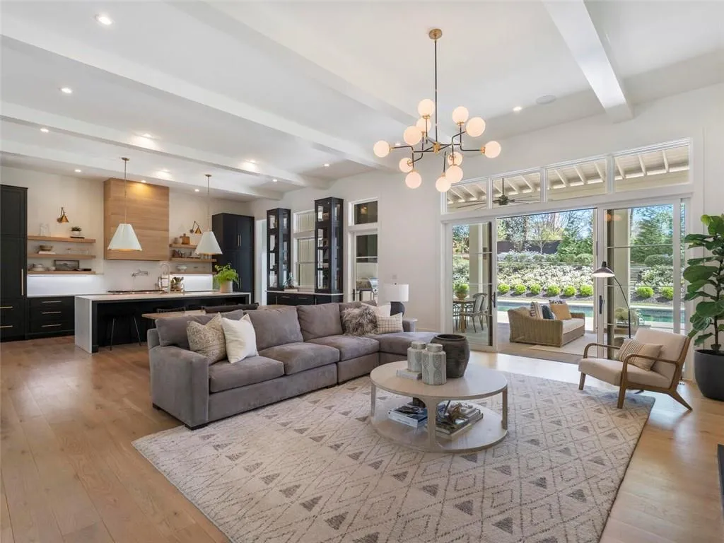 5200 W Kingston Ct, Atlanta, Georgia 30342, 6 Bedrooms Bedrooms, ,6 BathroomsBathrooms,Residential,Sold,5200 W Kingston Ct,7035408