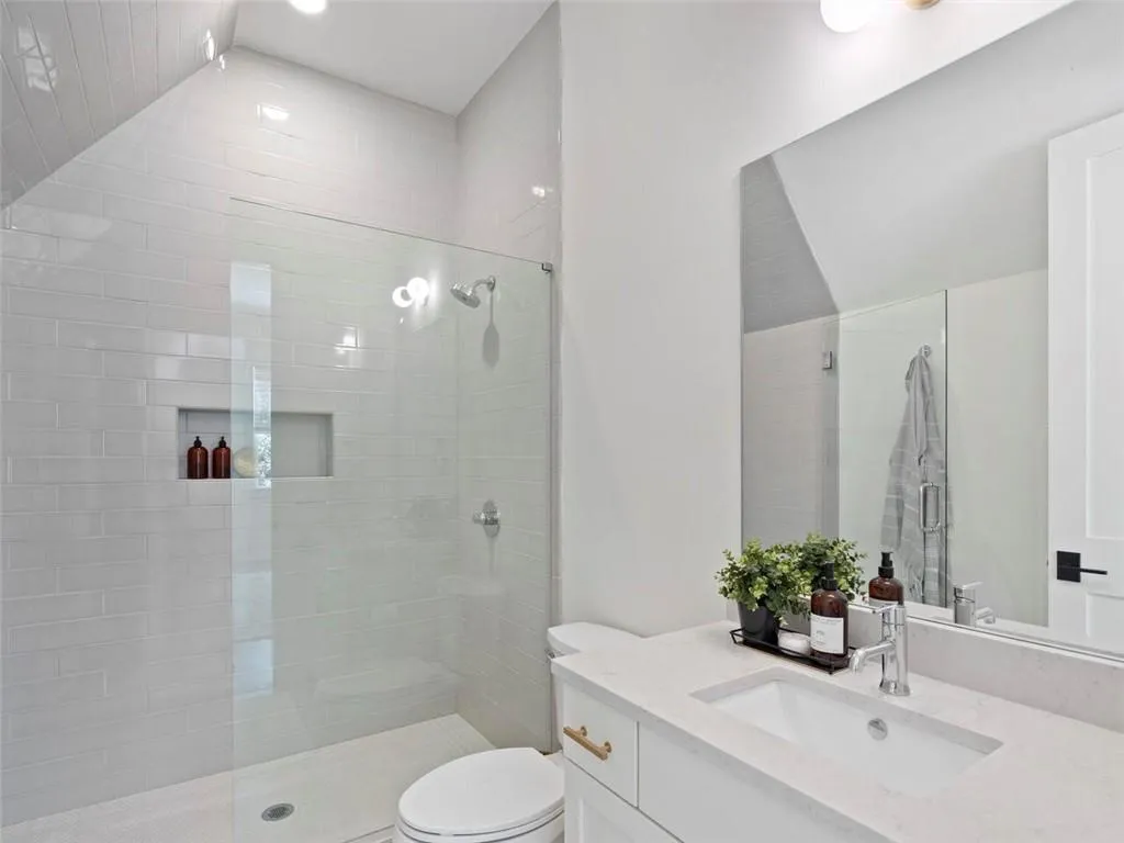 5200 W Kingston Ct, Atlanta, Georgia 30342, 6 Bedrooms Bedrooms, ,6 BathroomsBathrooms,Residential,Sold,5200 W Kingston Ct,7035408