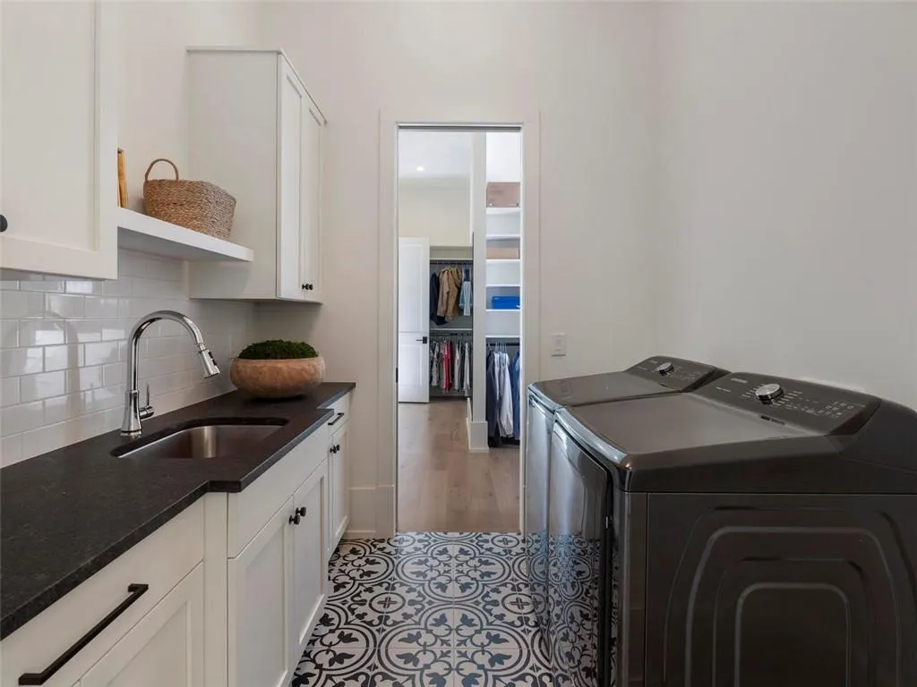 5200 W Kingston Ct, Atlanta, Georgia 30342, 6 Bedrooms Bedrooms, ,6 BathroomsBathrooms,Residential,Sold,5200 W Kingston Ct,7035408