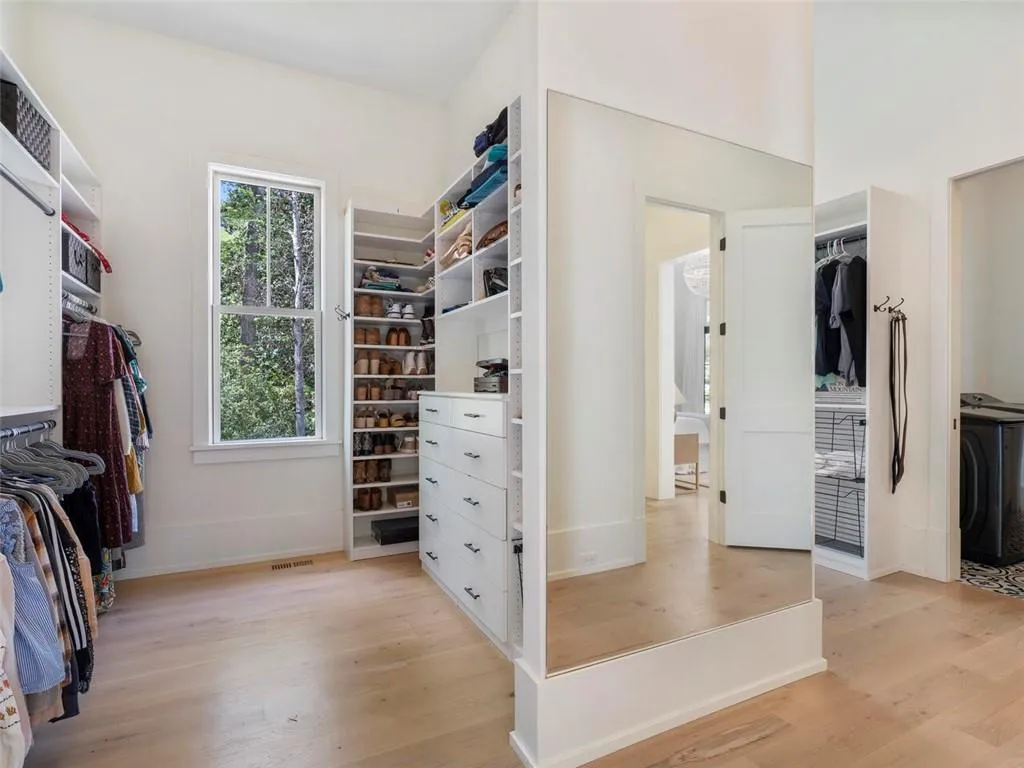 5200 W Kingston Ct, Atlanta, Georgia 30342, 6 Bedrooms Bedrooms, ,6 BathroomsBathrooms,Residential,Sold,5200 W Kingston Ct,7035408