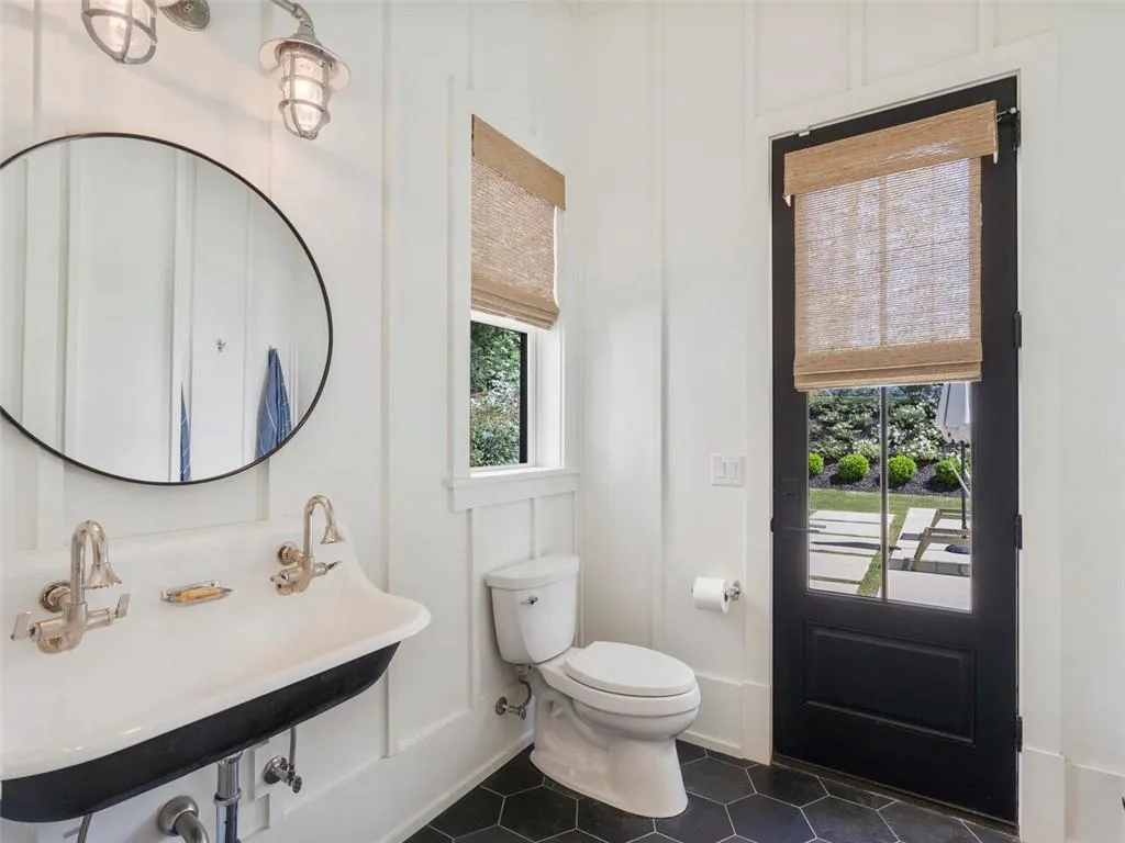 5200 W Kingston Ct, Atlanta, Georgia 30342, 6 Bedrooms Bedrooms, ,6 BathroomsBathrooms,Residential,Sold,5200 W Kingston Ct,7035408