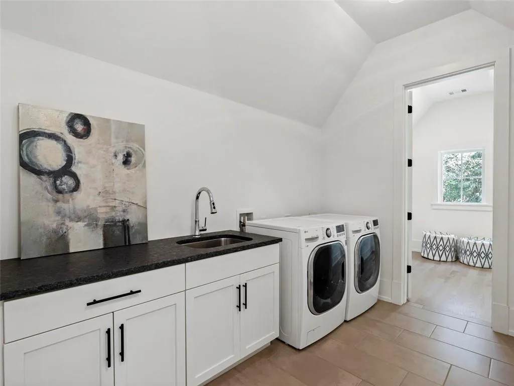 5200 W Kingston Ct, Atlanta, Georgia 30342, 6 Bedrooms Bedrooms, ,6 BathroomsBathrooms,Residential,Sold,5200 W Kingston Ct,7035408