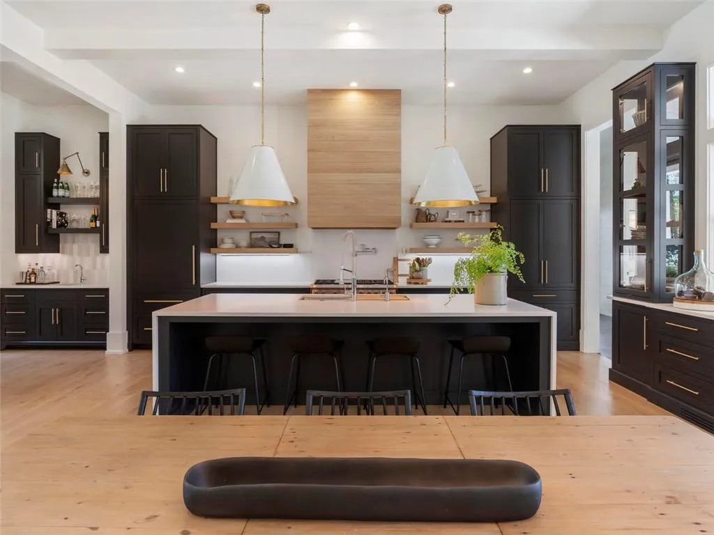 5200 W Kingston Ct, Atlanta, Georgia 30342, 6 Bedrooms Bedrooms, ,6 BathroomsBathrooms,Residential,Sold,5200 W Kingston Ct,7035408