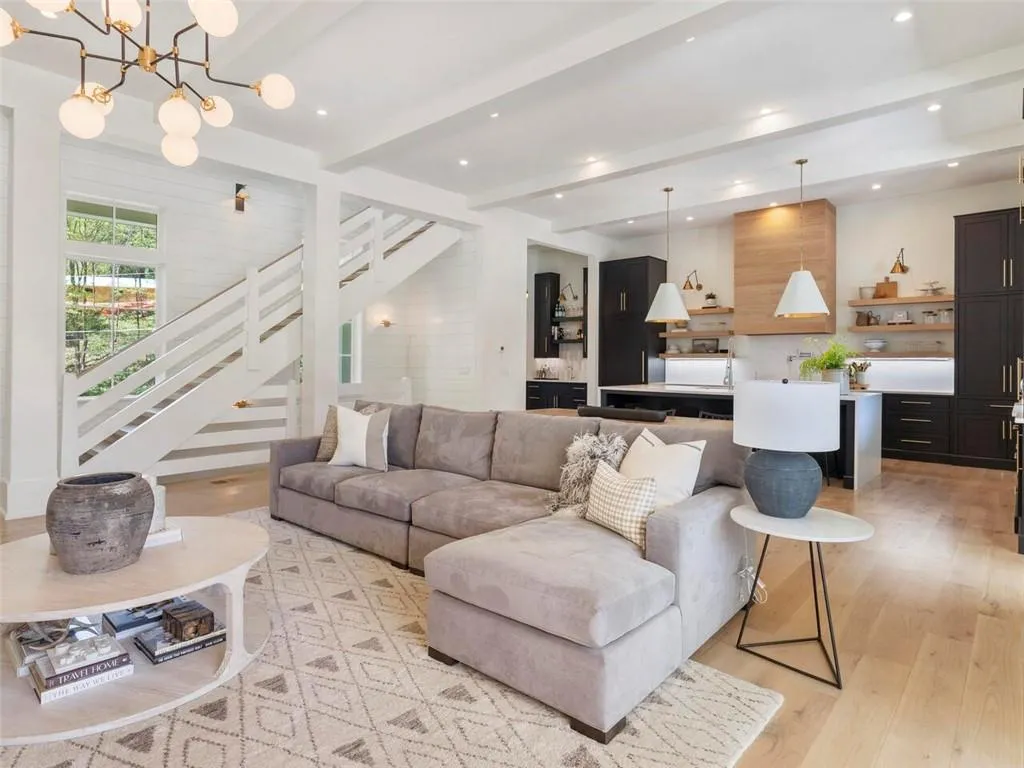 5200 W Kingston Ct, Atlanta, Georgia 30342, 6 Bedrooms Bedrooms, ,6 BathroomsBathrooms,Residential,Sold,5200 W Kingston Ct,7035408