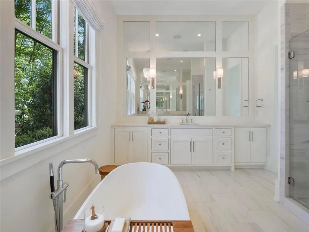 5200 W Kingston Ct, Atlanta, Georgia 30342, 6 Bedrooms Bedrooms, ,6 BathroomsBathrooms,Residential,Sold,5200 W Kingston Ct,7035408