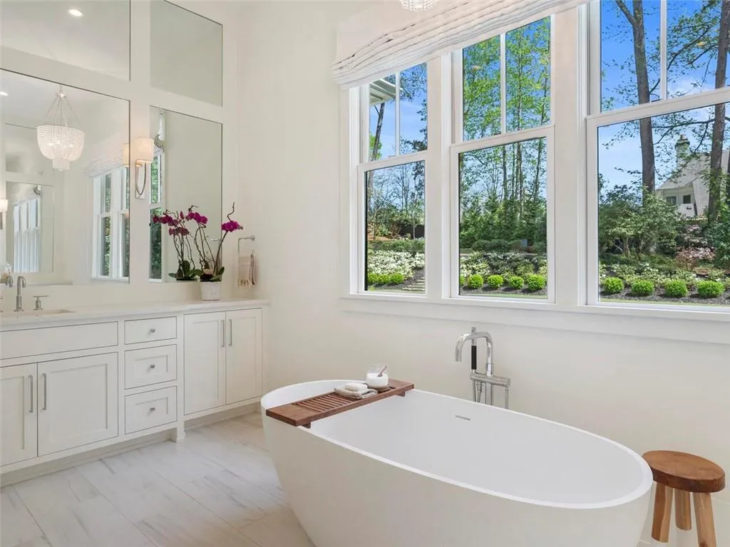 5200 W Kingston Ct, Atlanta, Georgia 30342, 6 Bedrooms Bedrooms, ,6 BathroomsBathrooms,Residential,Sold,5200 W Kingston Ct,7035408