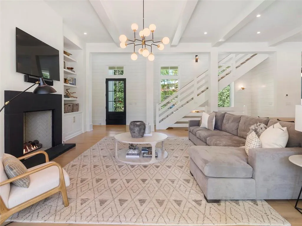 5200 W Kingston Ct, Atlanta, Georgia 30342, 6 Bedrooms Bedrooms, ,6 BathroomsBathrooms,Residential,Sold,5200 W Kingston Ct,7035408