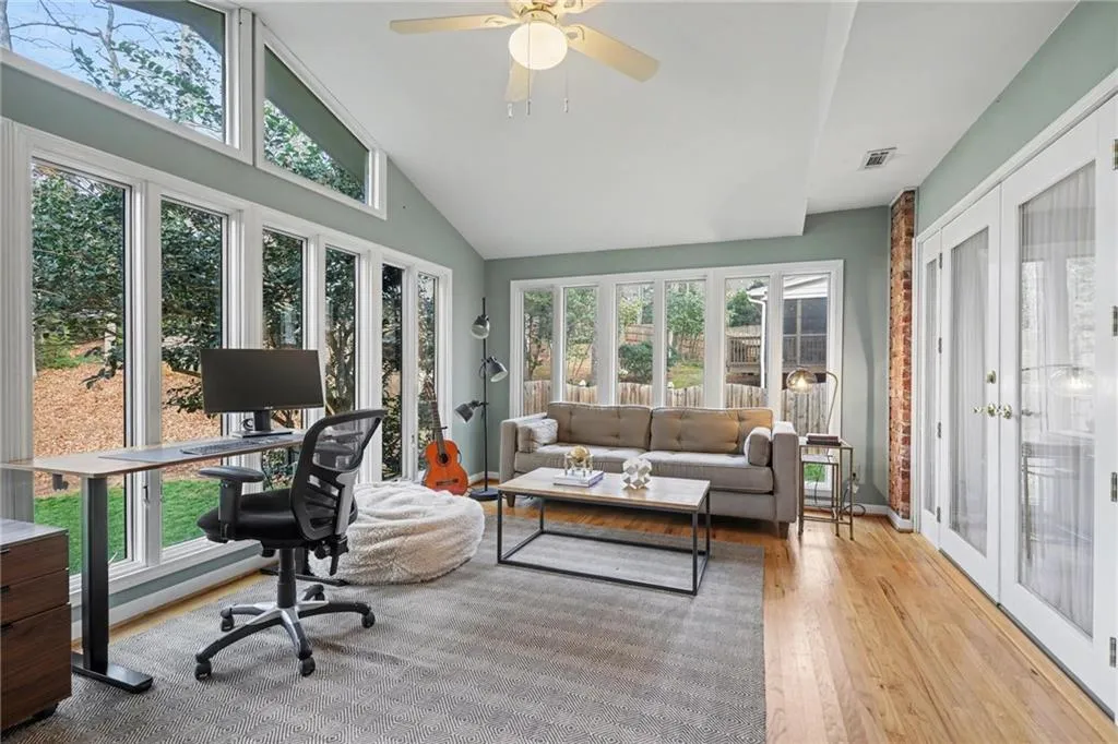 Office / Flex Space with a full view of nature!